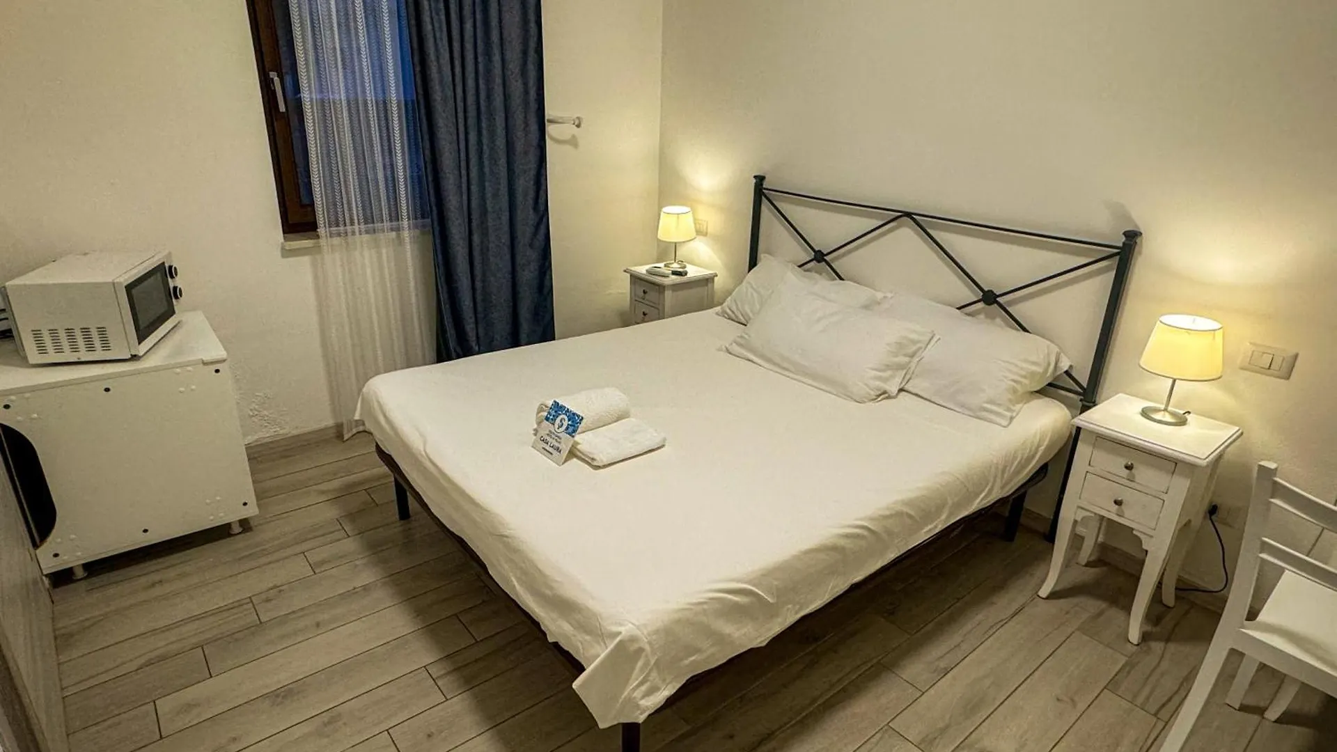 Sg Rooms - Casa Laura Peschiera del Garda 0*,  Itália